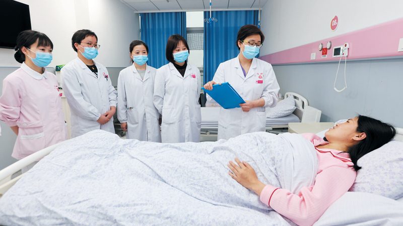 选择康复治疗专家时，首先要关注其资质。以下是一些重要的资质参考：